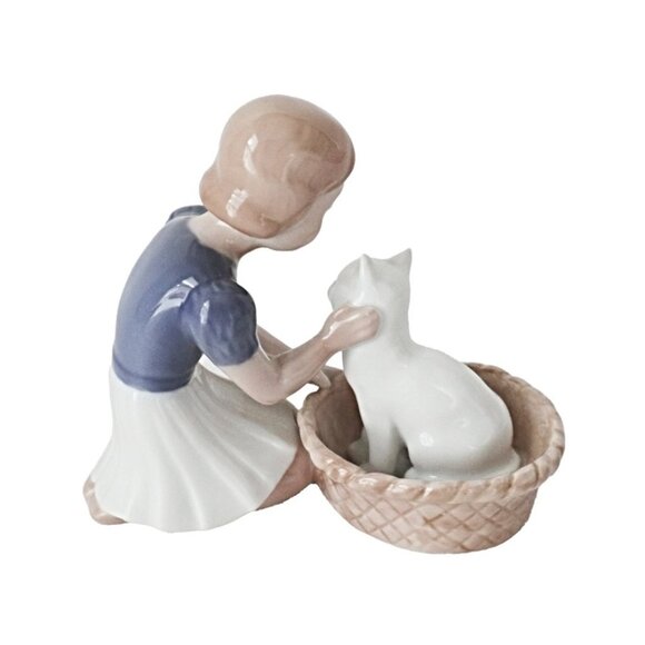 Vintage Bing and Grondahl  B&G Kjøbenhavn Denmark Girl Petting Cat In A Basket - Picture 3 of 6